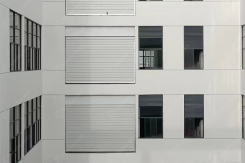 吊装口用门：提升门/硬质快速门（抗风防雨）搭配厂房外观设计