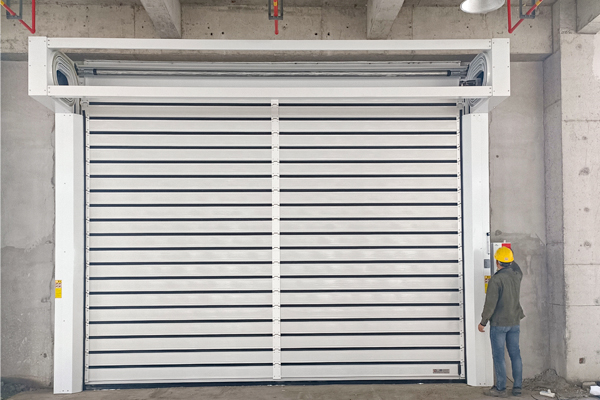 抗风硬质快速门快速通行